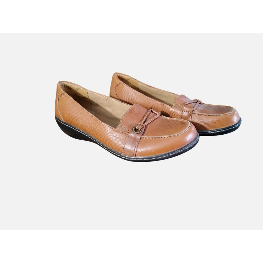 Womens Clarks Leather Slide On Loafers. Size 8M.